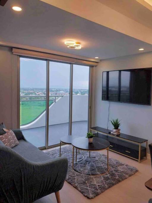 1Bedroom Unit At Azure North With Netflix Up To 6Pax San Fernando  Eksteriør billede